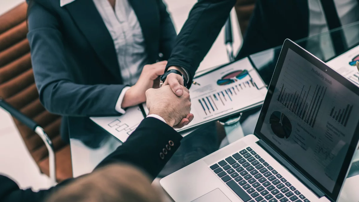 Retinol, peptydy, kwas hialuronowy: jak działają w kremach przeciwzmarszczkowych i jak wybrać najlepszy produkt dla twojej skóry